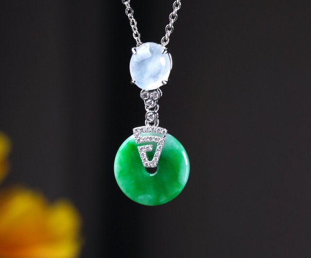 天然石　翡翠ネックレス　平安扣 18k A VERY FINE AND RARE PAIR OF JADEITE AND DIAMOND PENDENT