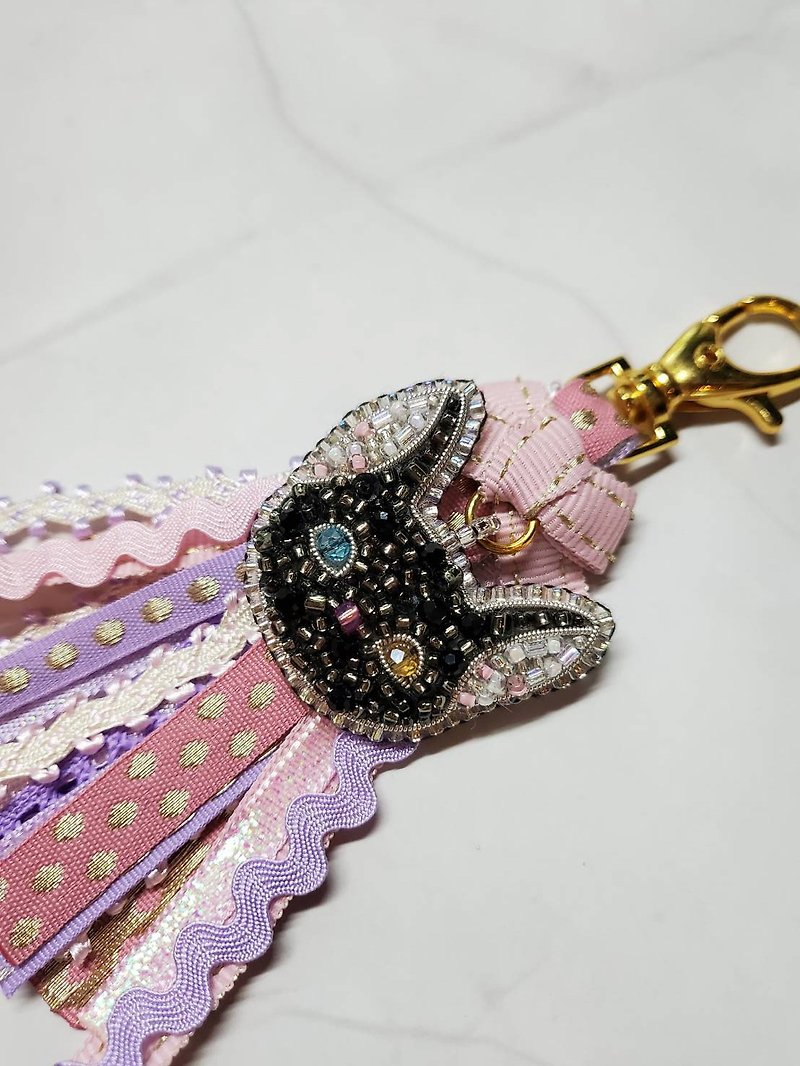 Black cat with pink/purple tassel keychain - 吊飾 - 繡線 黑色