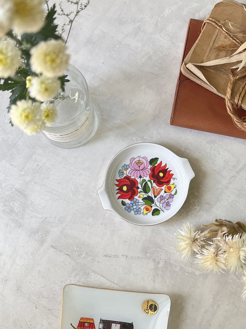 北歐雜貨-匈牙利手繪花卉金邊擺飾飾品小碟子/煙灰缸 - 擺飾/家飾品 - 瓷 白色