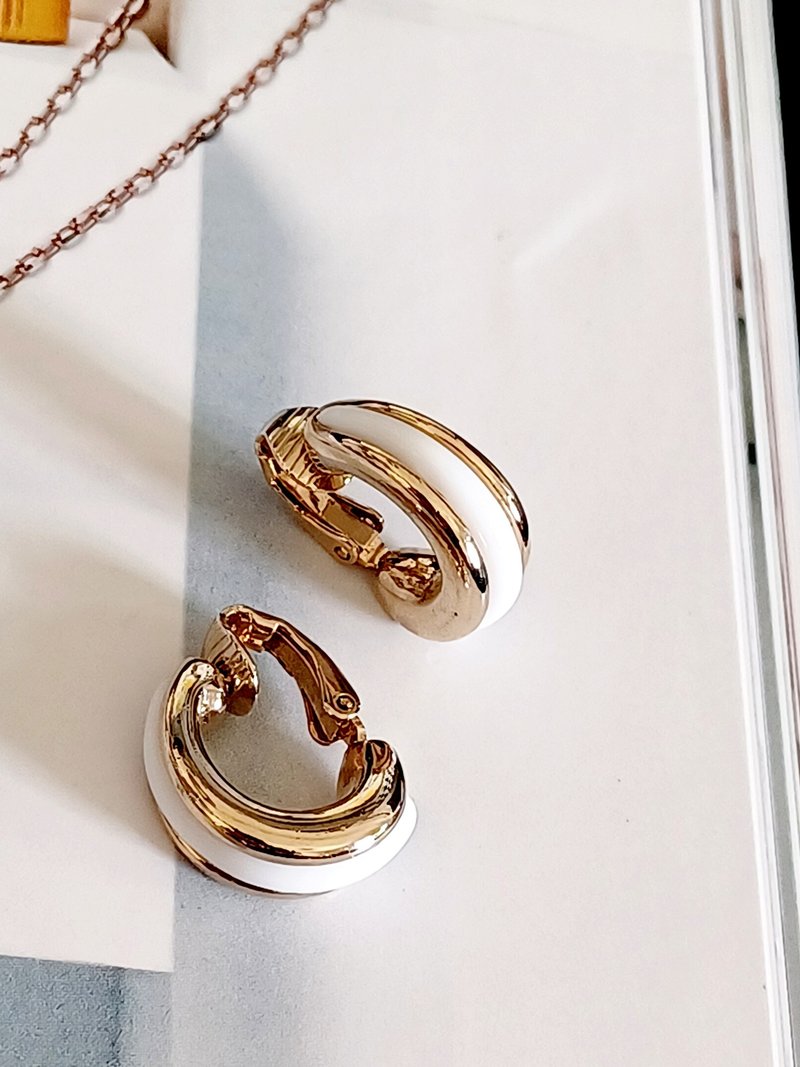 vintage jewelry  AVON 金底襯白色塑料貼耳 夾式耳環 - 耳環/耳夾/耳骨夾 - 其他金屬 