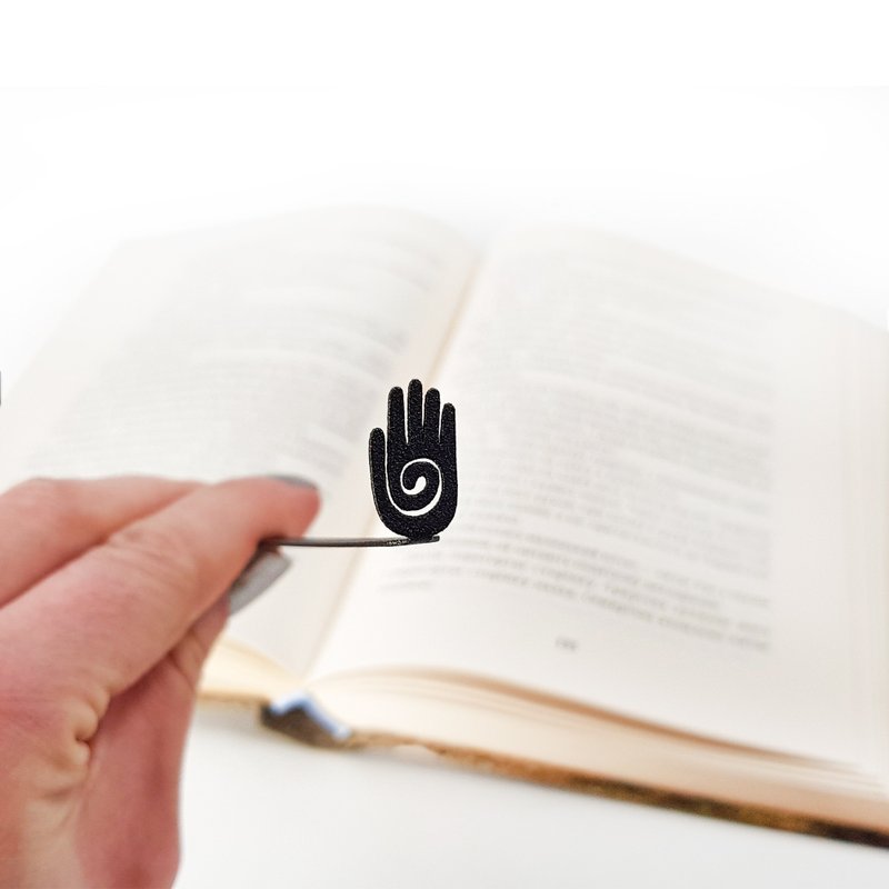 Metal bookmark Healing Hand, small bookish gift for spiritual readers. - 書籤 - 其他金屬 黑色