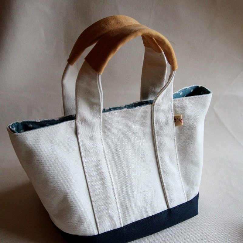 Cotton Fabric: Tote bag, Shoulder bag,  white and blue - กระเป๋าถือ - ผ้าฝ้าย/ผ้าลินิน ขาว