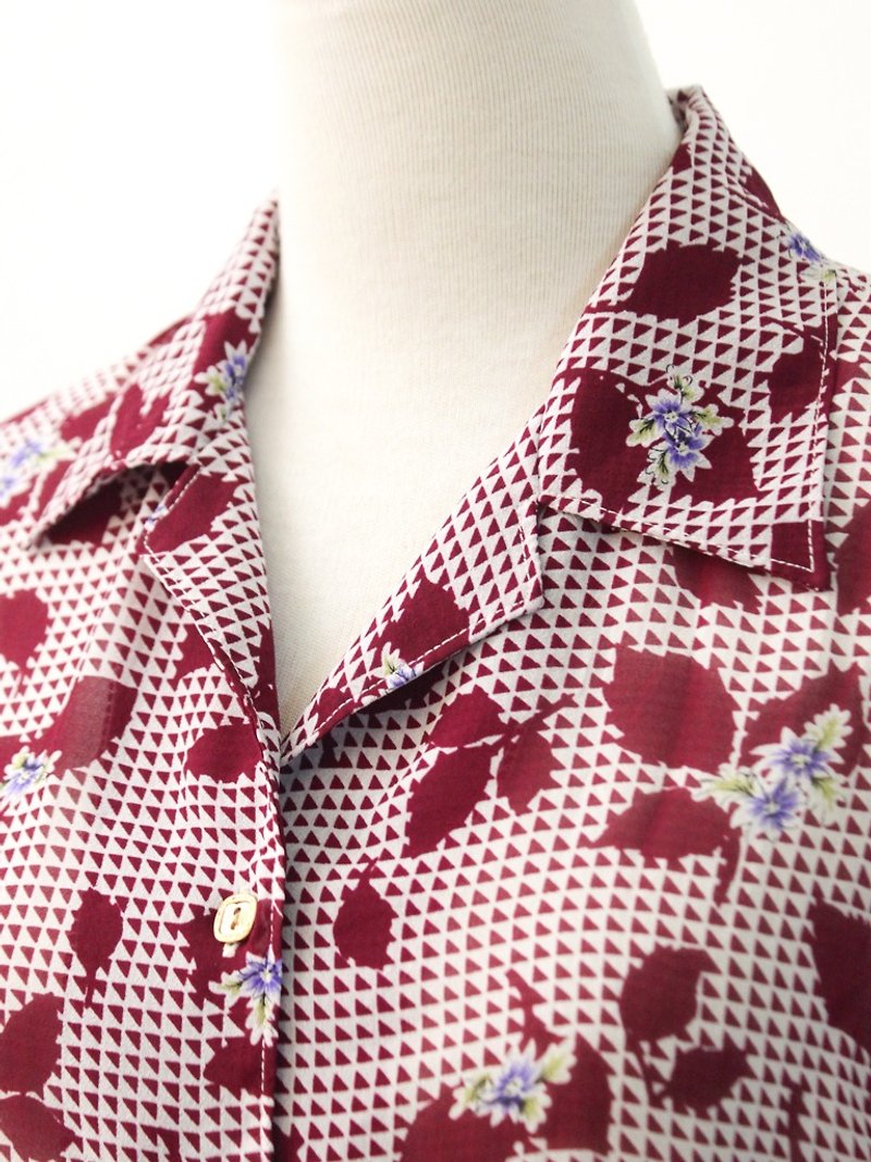 復古日本製酒紅色葉子花朵v領短袖古著襯衫 Vintage Blouse - 恤衫 - 聚酯纖維 紅色
