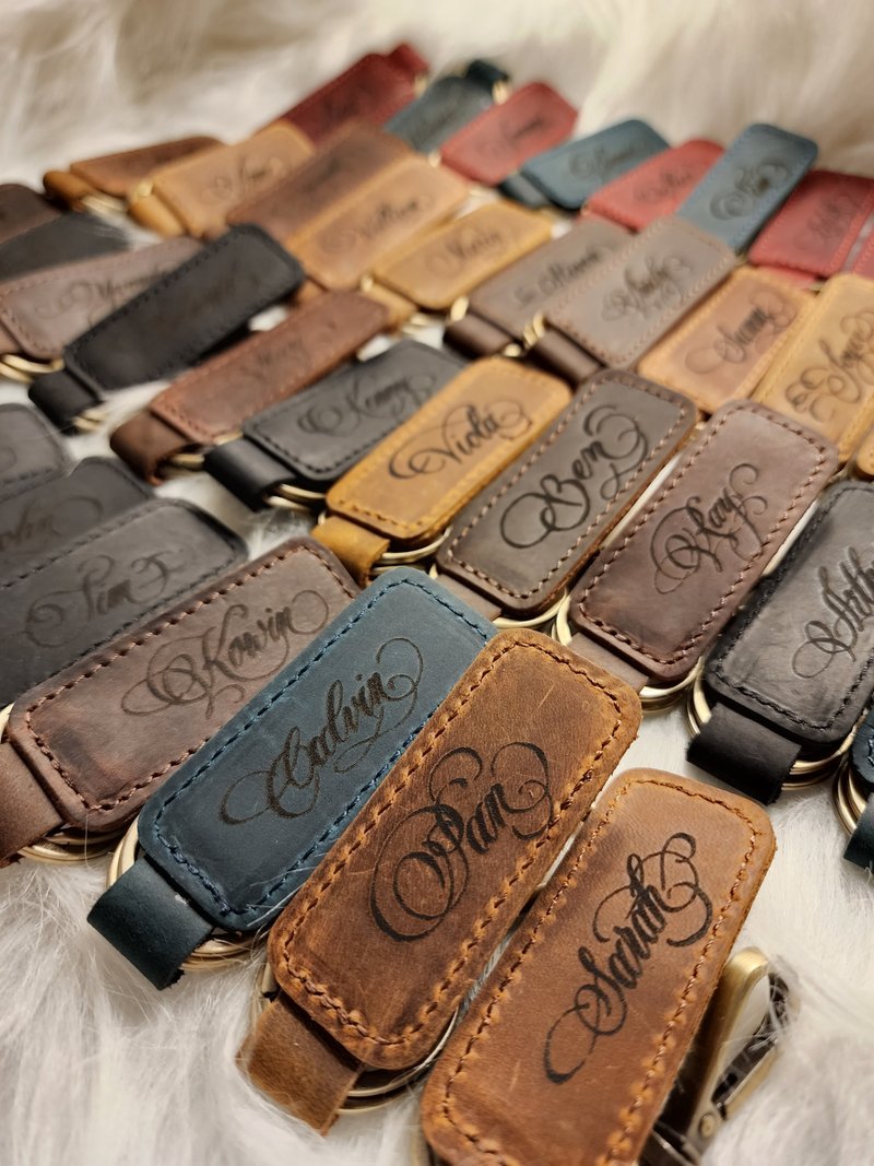 【Customized text】leather keychain cowhide name keychain western calligraphy handmade byMerci - ที่ห้อยกุญแจ - หนังแท้ หลากหลายสี