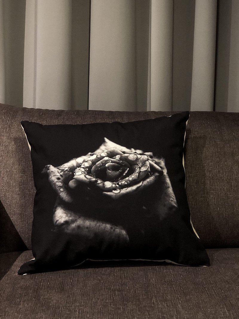 Throw Pillow-Everlasting Flower - หมอน - ผ้าฝ้าย/ผ้าลินิน สีดำ