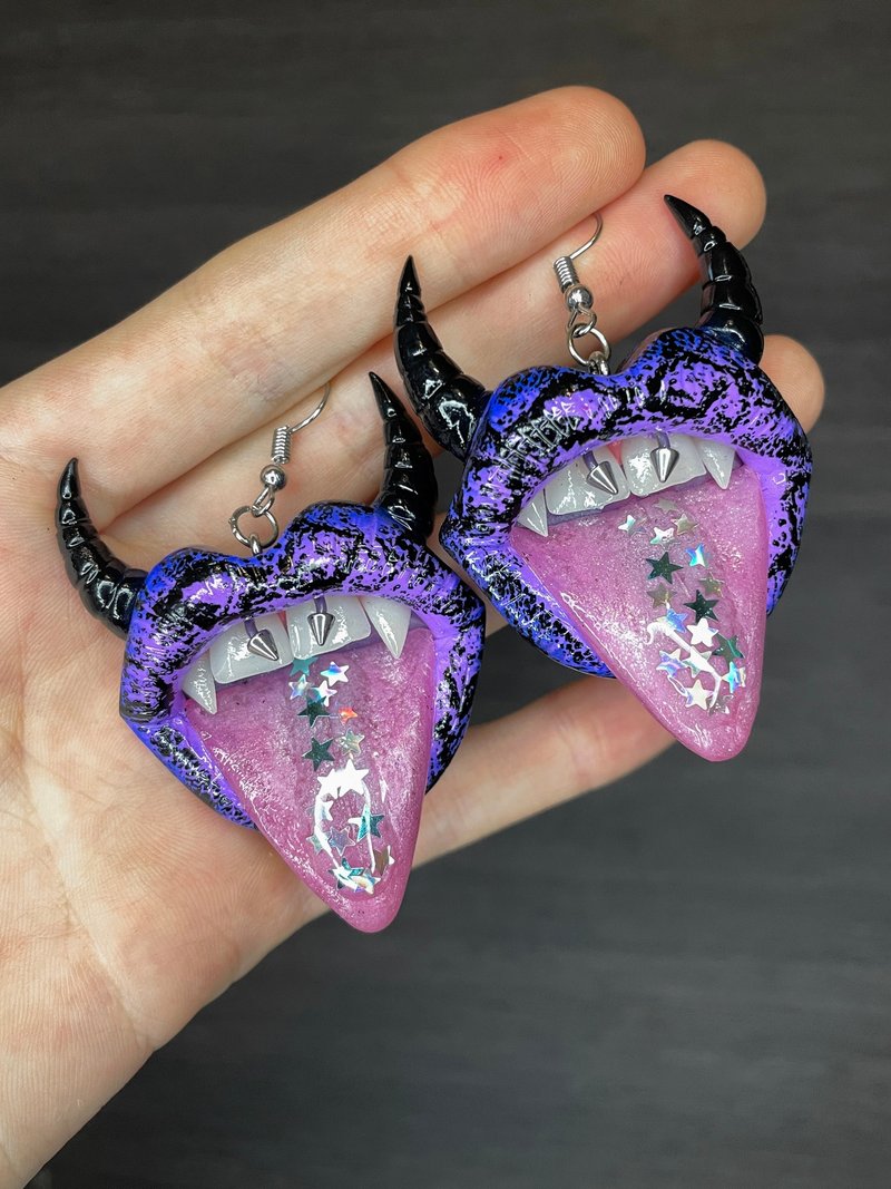 Earrings. Blue & purple lips with snake print. - 耳環/耳夾/耳骨夾 - 黏土 