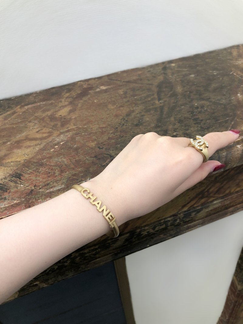 【 日本直送　名牌中古包 】CHANEL シャネル ロゴ バングル/リング 指輪 ココマーク ラインストーン ゴールド vintage オールド p7624z - 手鍊/手環 - 其他材質 金色
