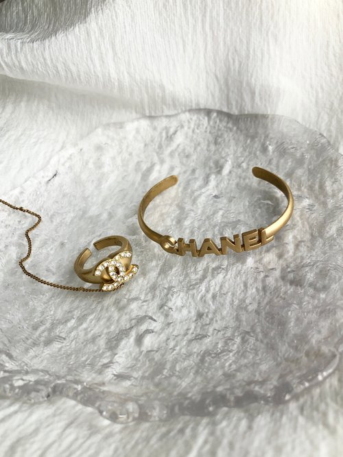 CHANEL ホワイト バングル ホワイトカラーで上品に♡】CHANELバングル/ブレスレット