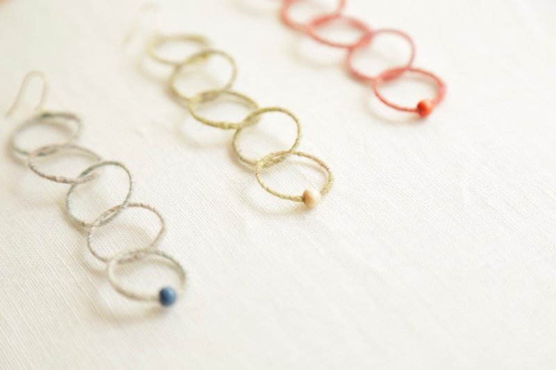 波紋 片耳 フープ ピアス 5連イヤリング変更可  ウール ハンドメイド アクセサリー プレゼント パーティーにも - 耳環/耳夾/耳骨夾 - 羊毛 紅色