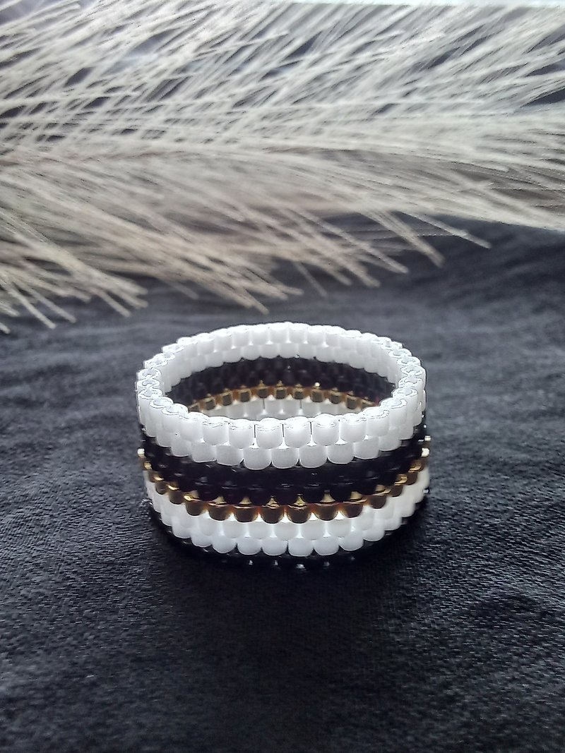 Beaded base ring Miyuki white, black and gold handmade jewelry - General Rings - Colored Glass Multicolor