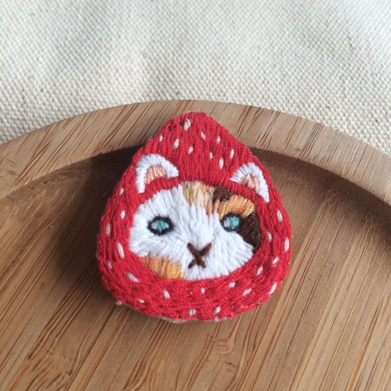 C'est trop Mignon \\ * handmade embroidery strawberry hat cat embroidery three pins - Brooches - Thread Red