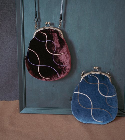 The production period of the velvet embroidered kiss lock bag is seven days  - Shop jiho Messenger Bags & Sling Bags - Pinkoi