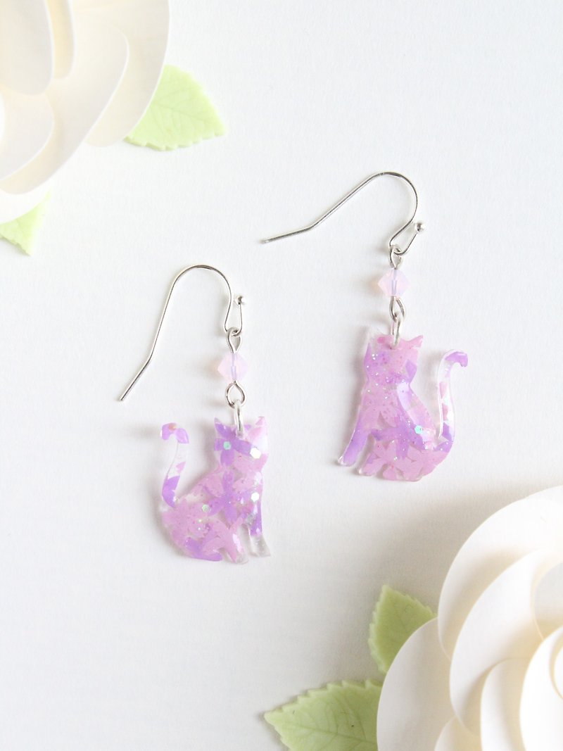 Hand painted sakura shrink plastic cats earrings (purple/ pink) - ต่างหู - เรซิน สีม่วง