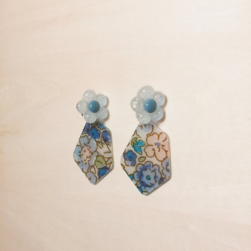 Retro blue flower cloth detachable earrings - ต่างหู - เรซิน สีน้ำเงิน