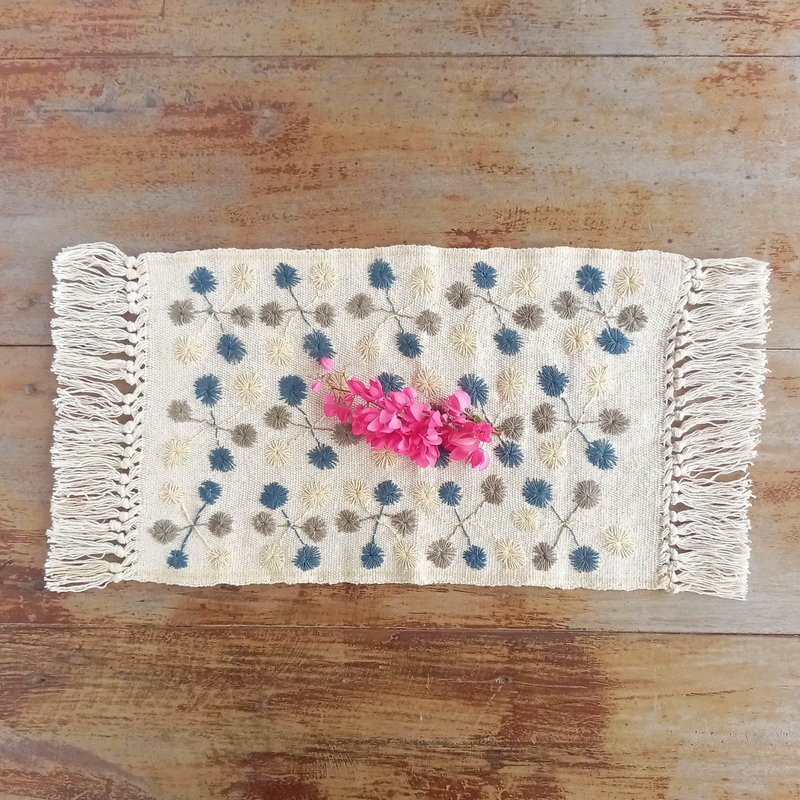 カレン族の手刺繍クロス / インテリア飾り/ 敷物/ タイの草木染め & 手織り  /  ホワイト / 1点もの / one-of-a-kind / コットン - 其他 - 棉．麻 白色