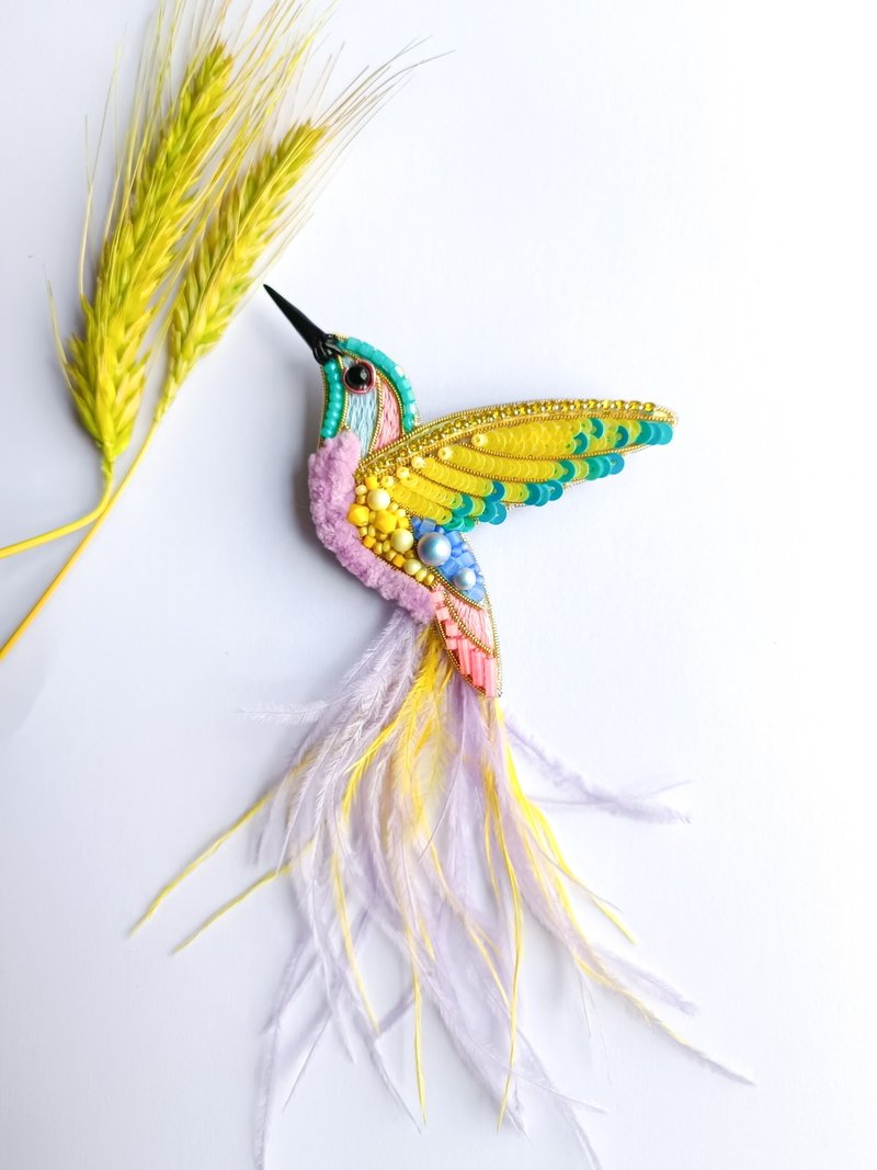 Embroidered hummingbird brooch handmade bird pin with ostrich feather - 胸針 - 其他材質 多色