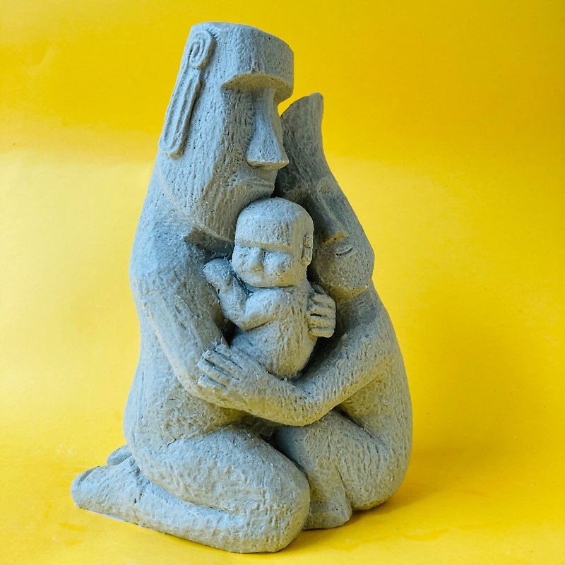 Egbhouse Moai Warmly Family Hugging Soft Cement Sculpted Hand-Cast Figure - ตุ๊กตา - ปูน สีเงิน