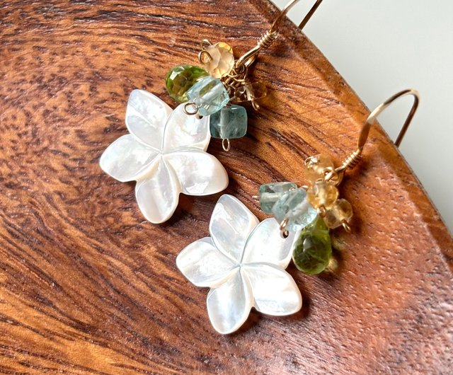 プルメリアとシェルピアス イヤリング