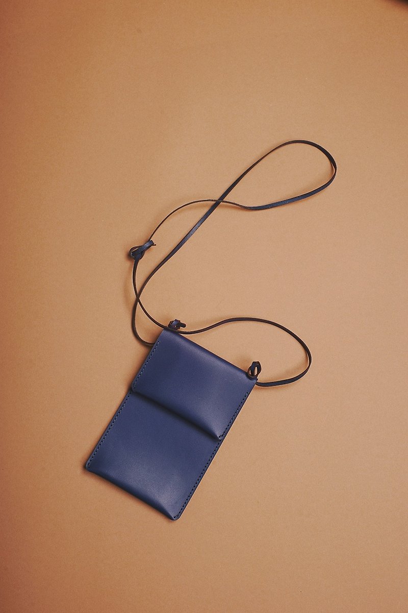 Vegetable tanned sliver mini bag navy blue mini bag mobile phone bag fete - เครื่องหนัง - หนังแท้ สีน้ำเงิน