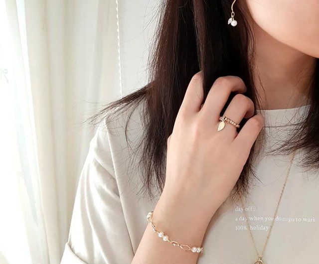 秋のシーケンスシリーズ-Sベンド石パールピアス - ショップ shaccyjewelry ピアス・イヤリング - Pinkoi