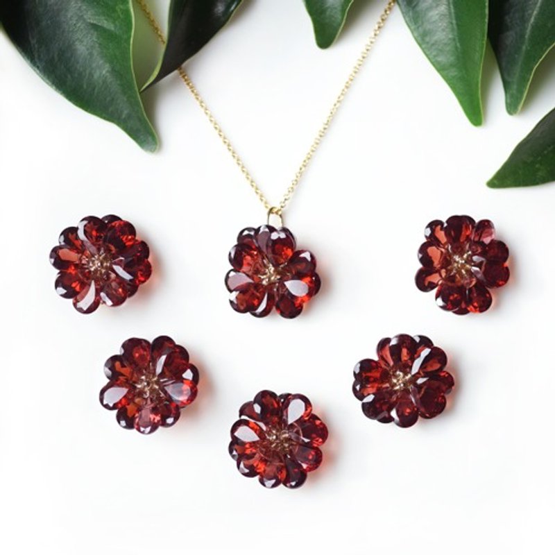 45cm dahlia necklace made of garnet petals Dahlia - Necklaces - Gemstone Red