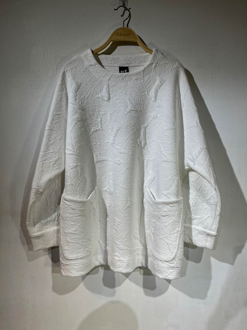 White Three-dimensional Jacquard Sleeve Double Pocket Top - เสื้อผู้หญิง - เส้นใยสังเคราะห์ ขาว