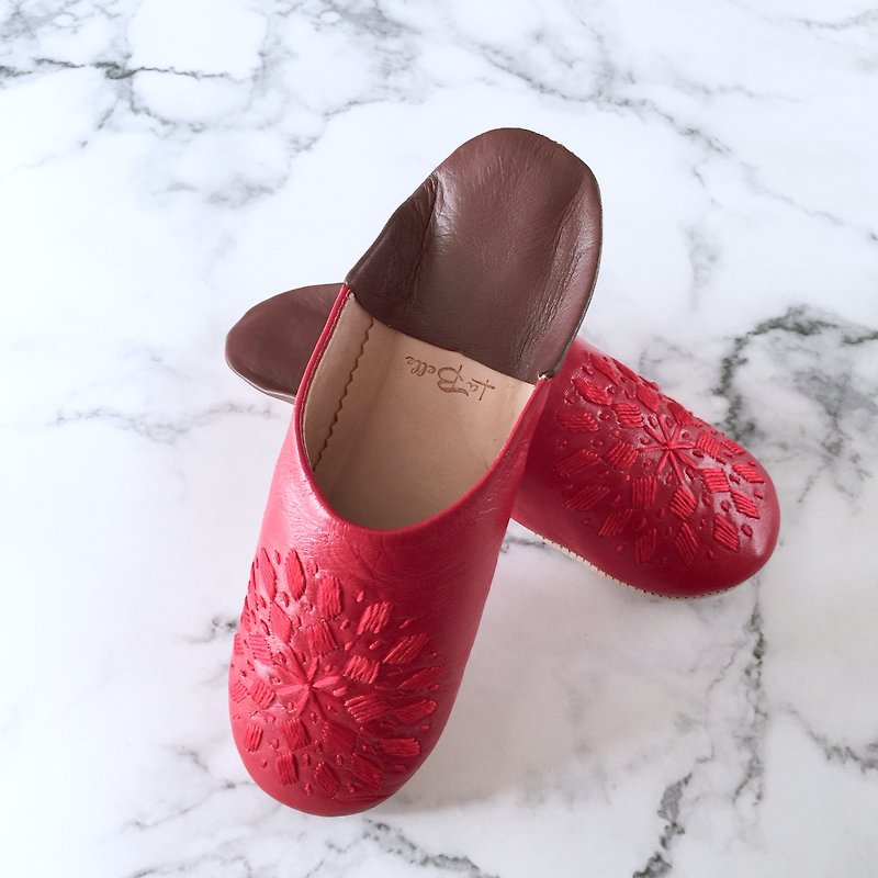 Elegant hand-sewn embroidery Babouche (slippers) Broadly Bicolor Rouge - รองเท้าแตะในบ้าน - หนังแท้ สีแดง