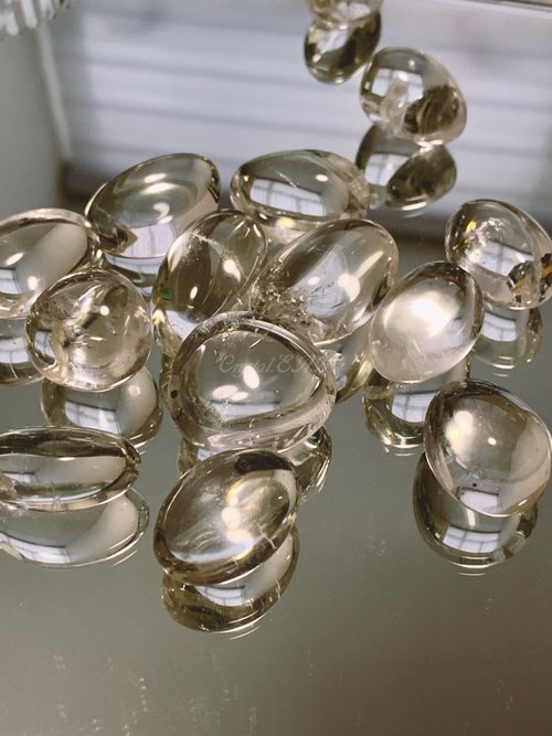 Crystal.EAA Crystal.EAA 掌中石 天然白水晶蛋原石打磨碎石隨機1件