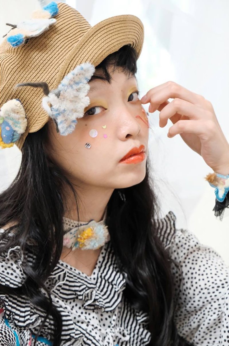 刺繡毛球米白蛾 流蘇頸鍊 - 項鍊 - 繡線 