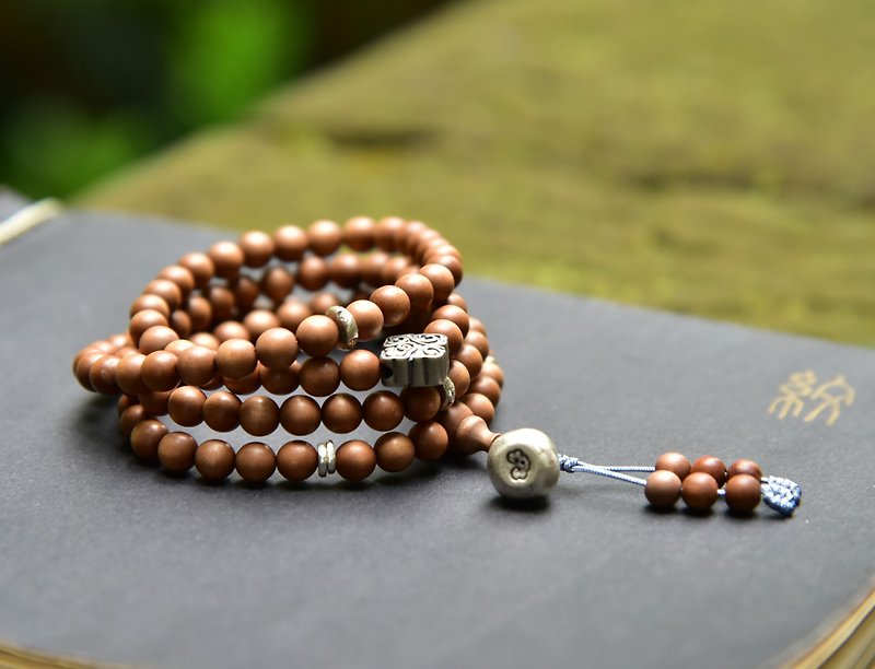 [Plain wood wrist fragrance] natural Indian sandalwood 108 Silver accessories Buddha beads rosary bracelet - Bracelets - Wood Khaki