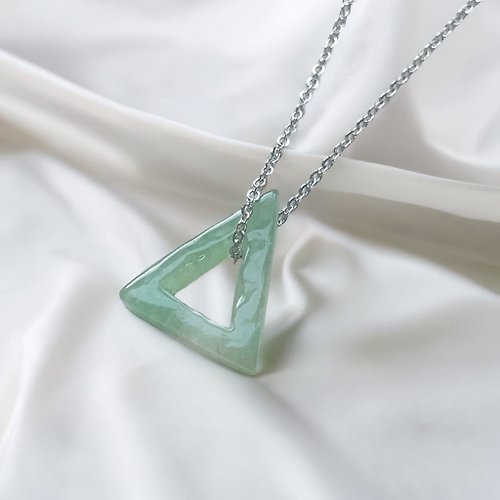 瓔珞珠寶盒 E.L.Jewelry Box 冰綠飄花翡翠三角形吊飾 | 天然緬甸玉翡翠A貨
