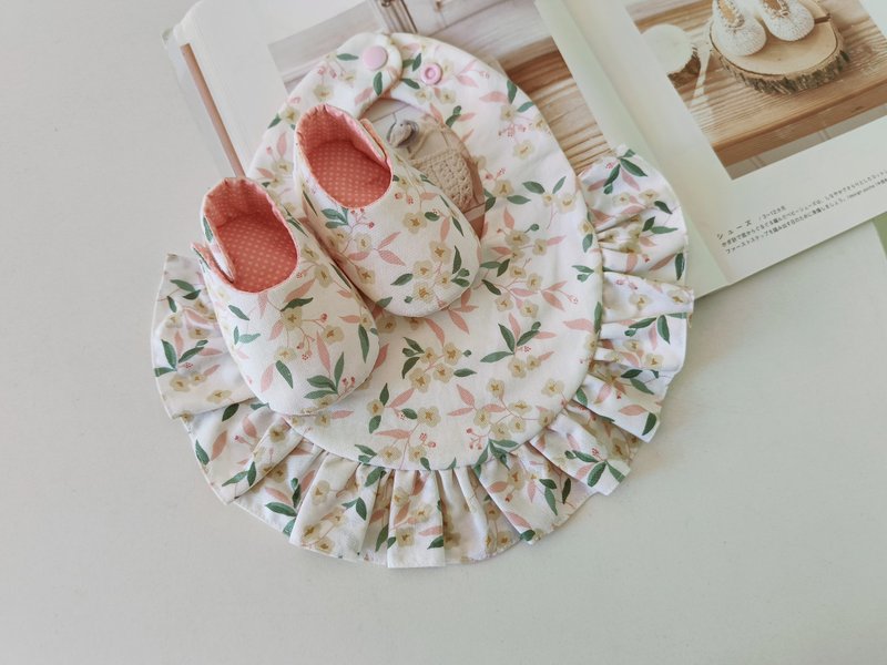 [Shipping within 5 days] One-month gift ruffled bib baby shoes baby shoes - ของขวัญวันครบรอบ - วัสดุอื่นๆ หลากหลายสี