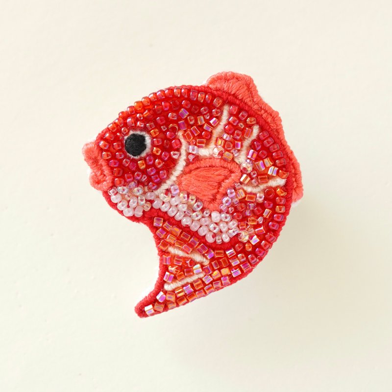 鯛のブローチ　ビーズ刺繍ブローチ - 胸針 - 其他材質 紅色