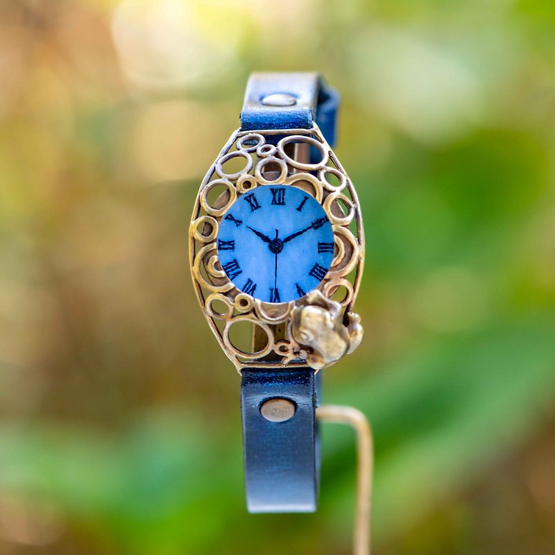 水泡立つ池をのぞく蛙腕時計Sパステルブルー - 腕時計 - 金属 ブルー