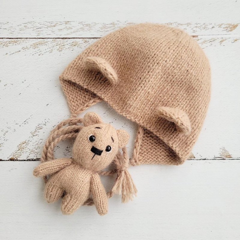 Newborn Beige Bear bonnet and stuffed toy, Knitted baby photo prop - Baby Accessories - Wool 