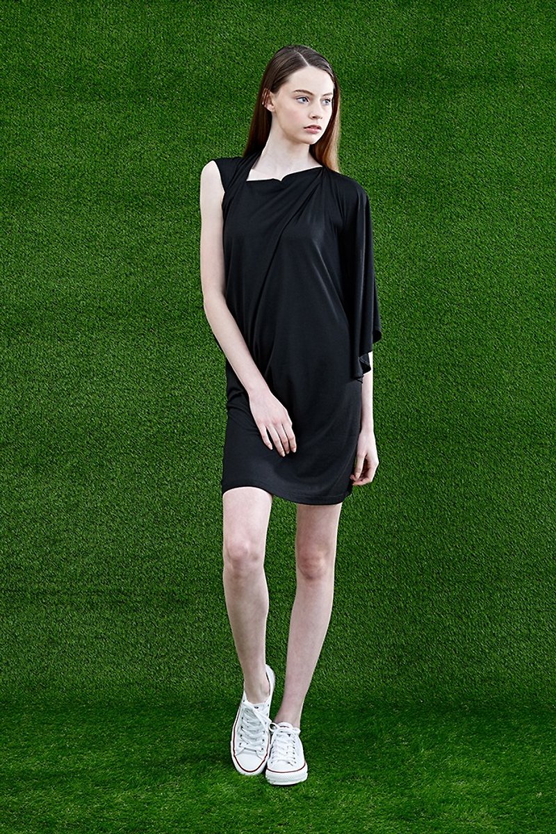 [Seasonal Sale] Asymmetrical sleeve knit dress (designed for petite women) - ชุดเดรส - เส้นใยสังเคราะห์ สีดำ