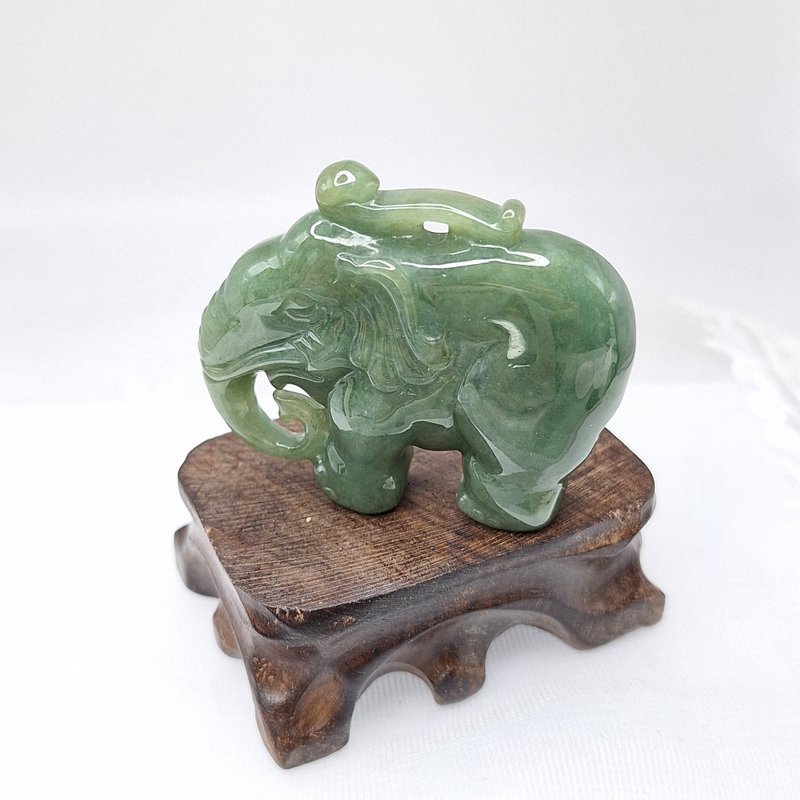 Hand-carved elephant auspicious pendant with warm and dangerous material | Natural A-grade jadeite - สร้อยคอ - หยก 