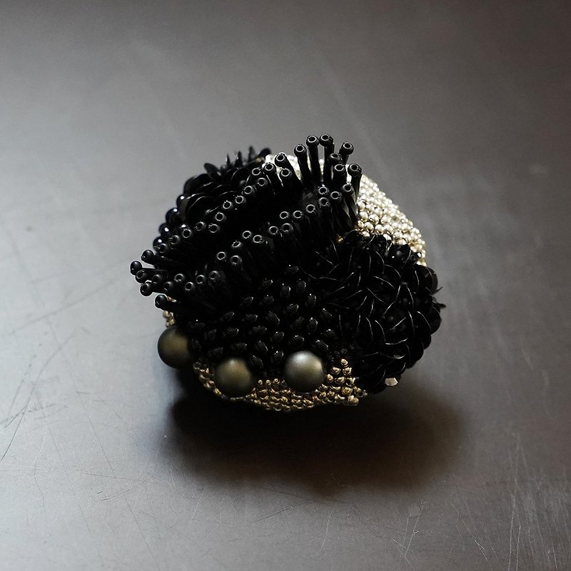 Black and silver beads brooch, statement and sparkly circle brooch 12 - เข็มกลัด - พลาสติก สีดำ