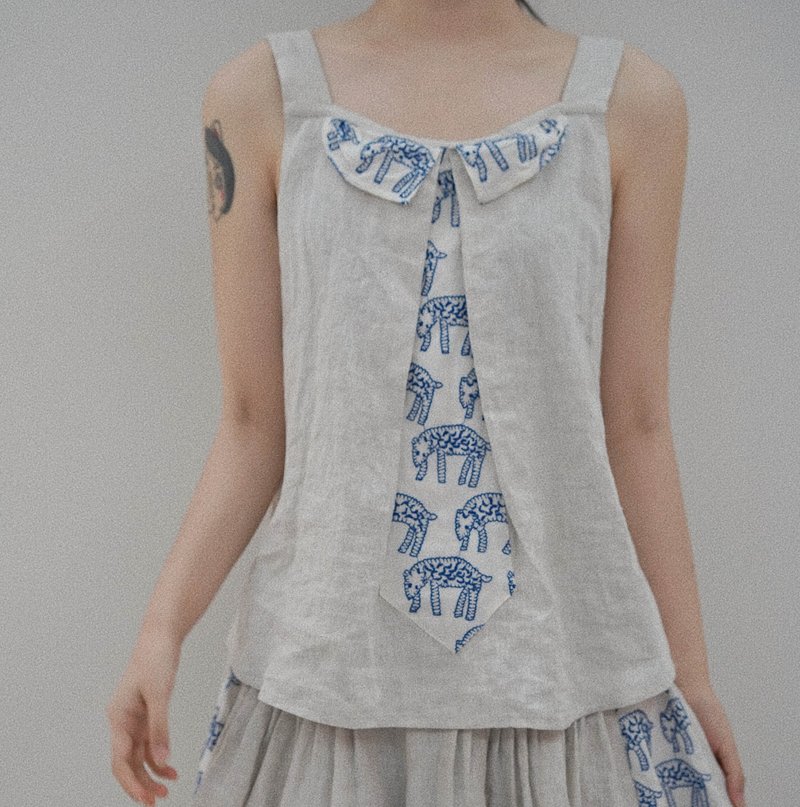 【好多小羊爬上了我的衣服】古典復古風/手工刺繡背心 - 背心/無袖上衣 - 棉．麻 