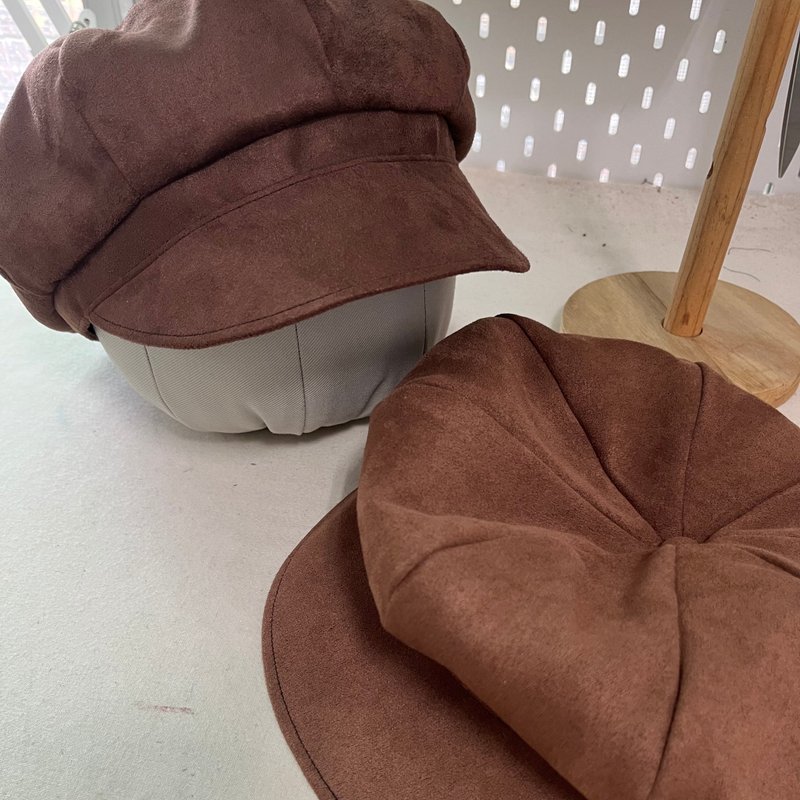 Itowen suede newsboy hat-Chocolate & Cappuccino - หมวก - ไฟเบอร์อื่นๆ สีนำ้ตาล