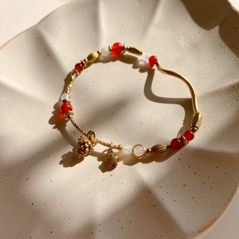 Winter pinecone- brass bracelet - สร้อยข้อมือ - ทองแดงทองเหลือง หลากหลายสี