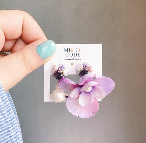 MIAKA CODE 。Handmade & Fashion 手工串珠 施華洛水晶 花花(紫色漸變) 耳針/夾式耳環