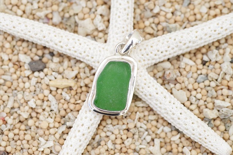 Gift from the sea Silver pendant top of green sea glass - Necklaces - Stone Green