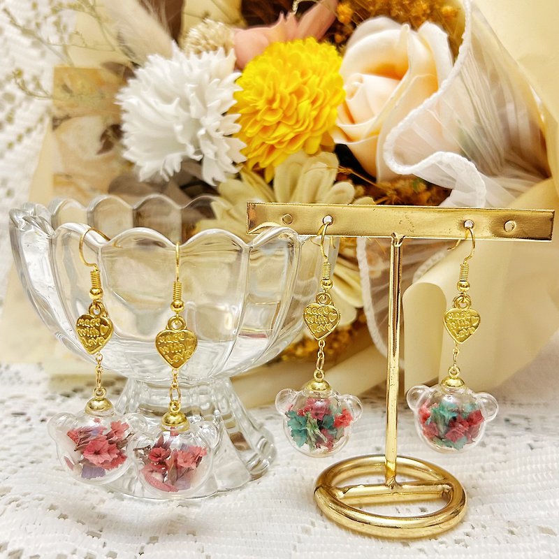 Bear glass ball dry flower earrings Clip-On handmade Christmas dry flower Japanese resin - ต่างหู - พืช/ดอกไม้ หลากหลายสี