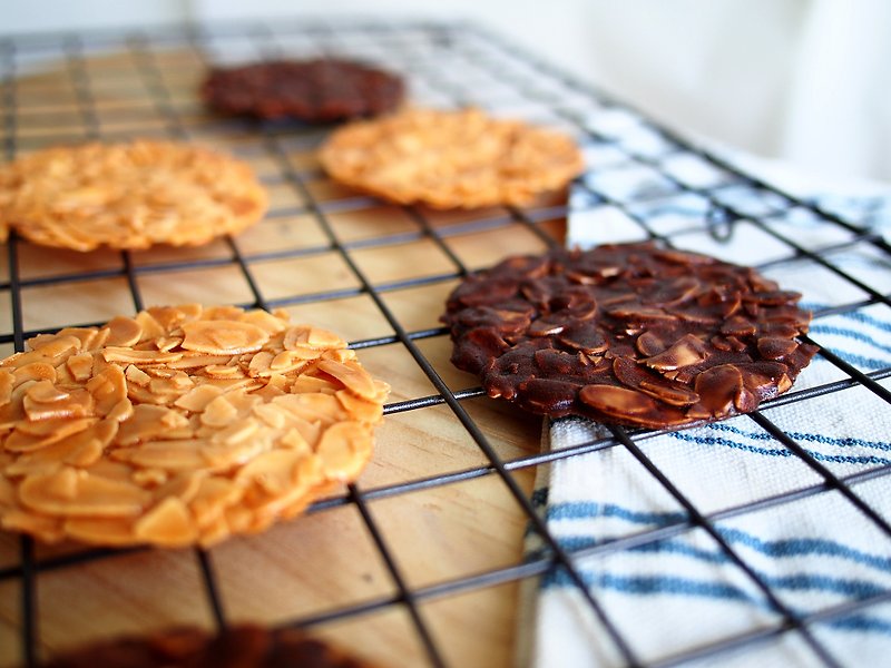 サクサクのゴロゴロの香ばしいサクサクアーモンドタイルは一口食べても美味しい食い込みが止まらない - クッキー・ビスケット - 食材 ブラウン