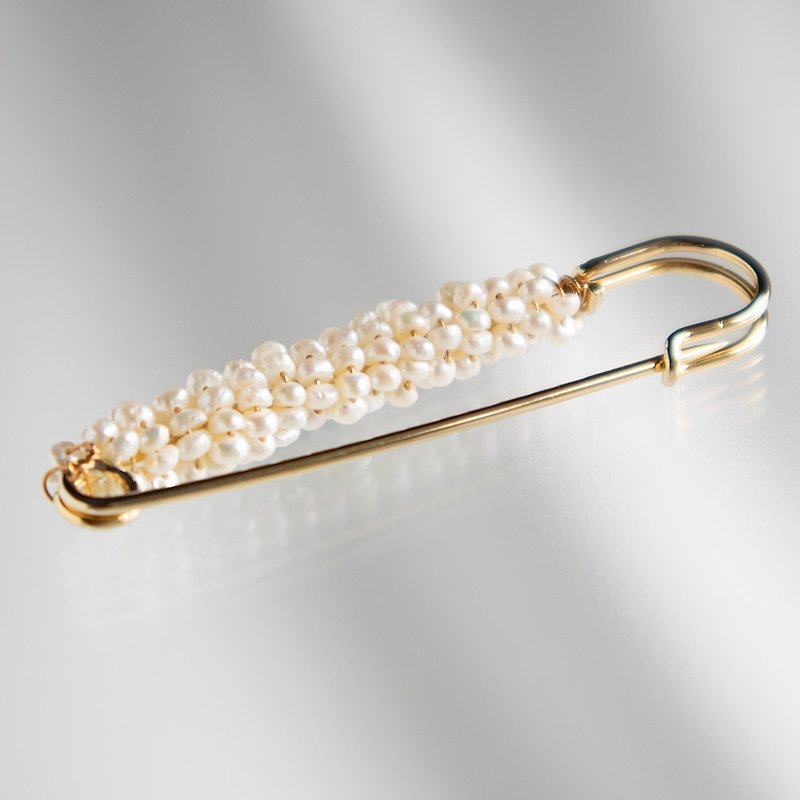 Pearl pin clasp / large horseshoe pin - Brooches - Pearl White