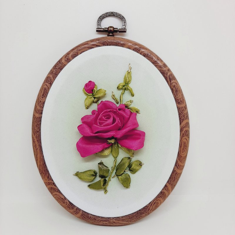 繡圖 罌粟 Embroidered picture with rose, ribbon embroidery wall decor - 相框/畫框 - 繡線 粉紅色