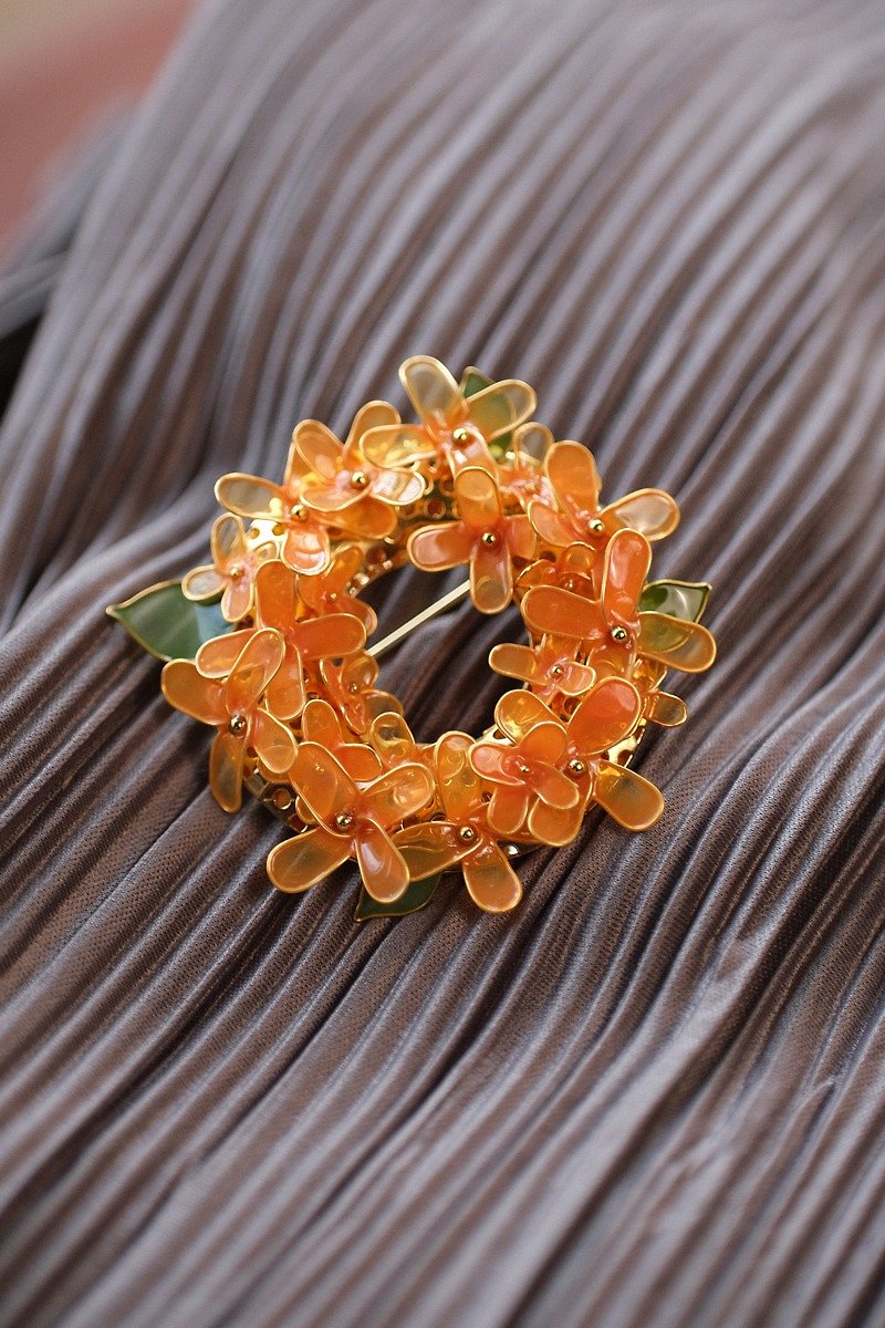 Flowers/Golden Mignonette/Garland Brooch/Ready Stock‧ Mother’s Day Gift Box - Brooches - Resin Orange