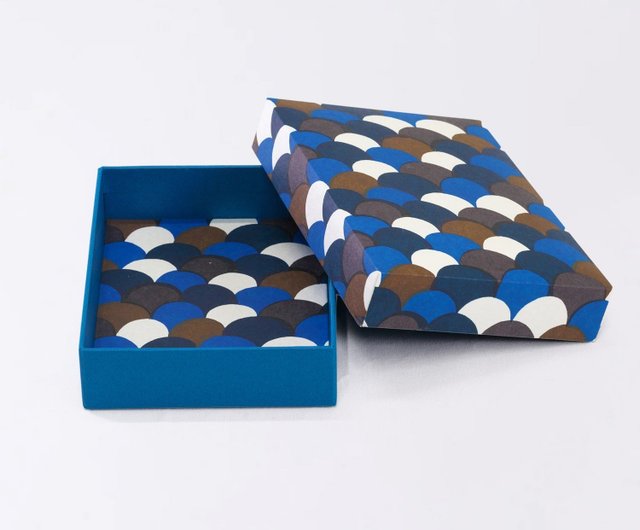 京都職人仕上げ【 幸せの文様 貼り箱ケース (はがきサイズ) / 青海波