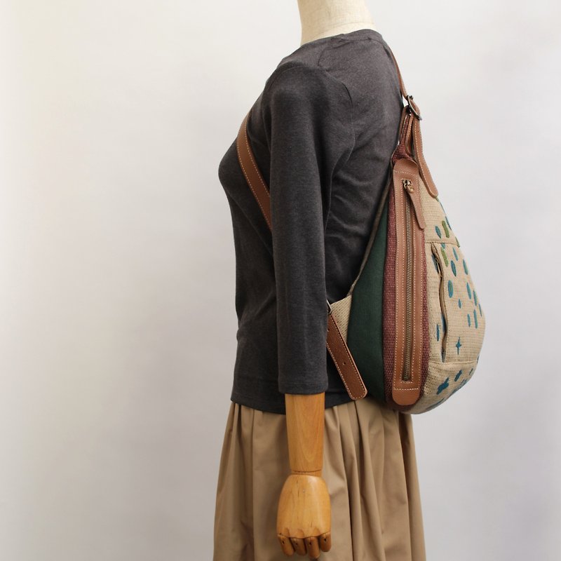 Shoulder bag · light rain embroidery - กระเป๋าเป้สะพายหลัง - เส้นใยสังเคราะห์ สีกากี